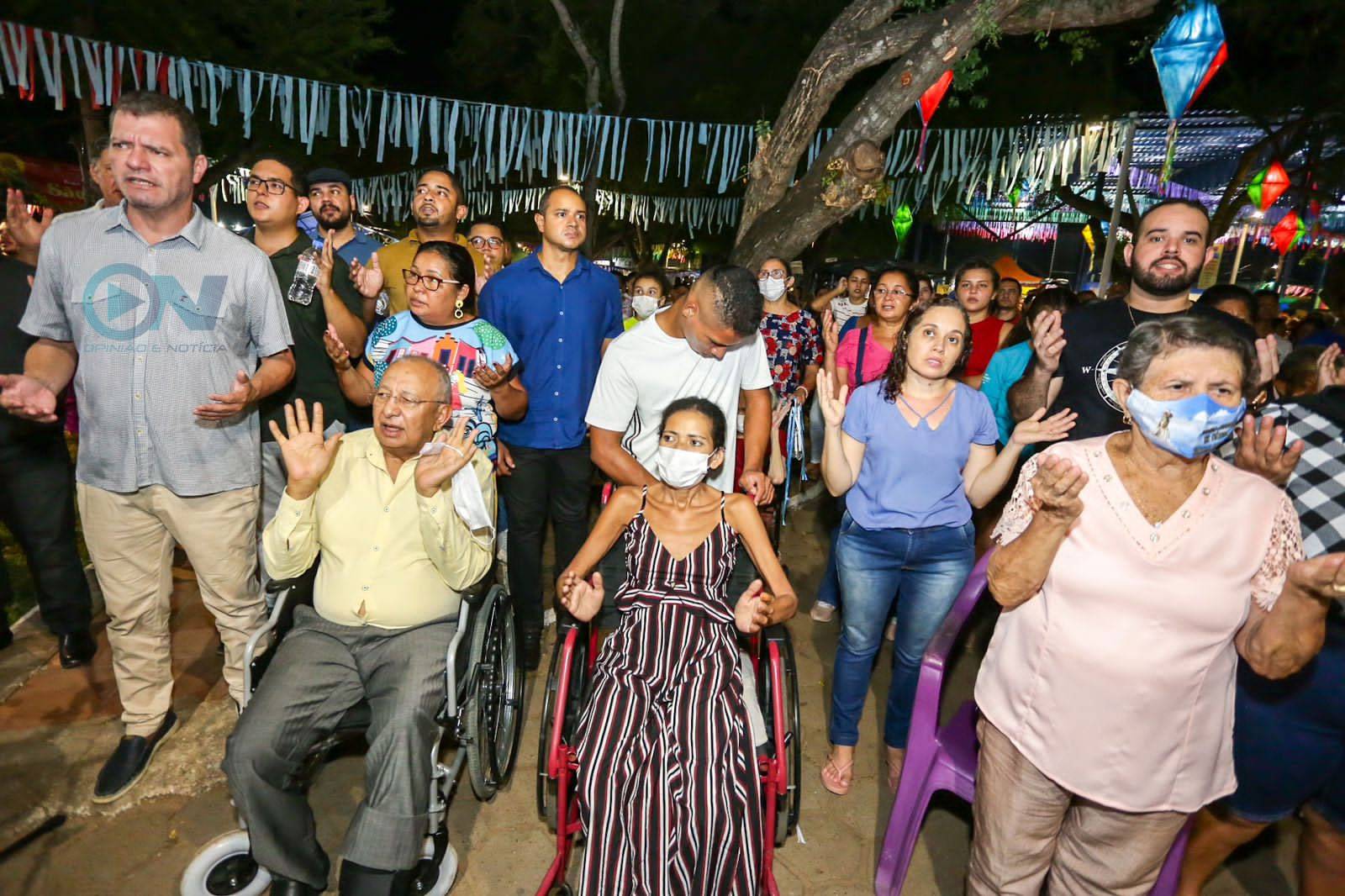 Prefeito e superintendente participam do encerramento dos festejos de São Pedro no bairro Poti Velho